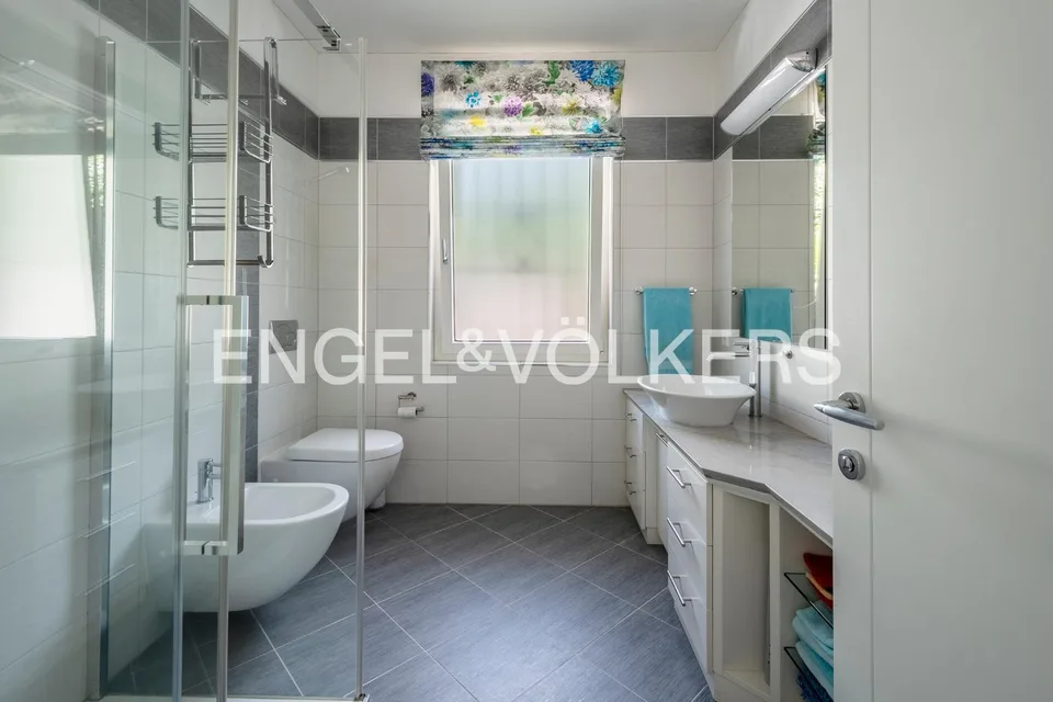 Seeblick pur, exklusive Villa mit Pool und Panorama (43) – Foto 13 von 13