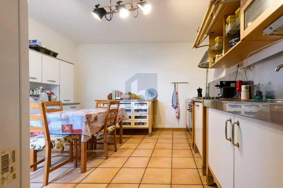 Geräumiges Haus mit imposantem Kamin aus der Epoche