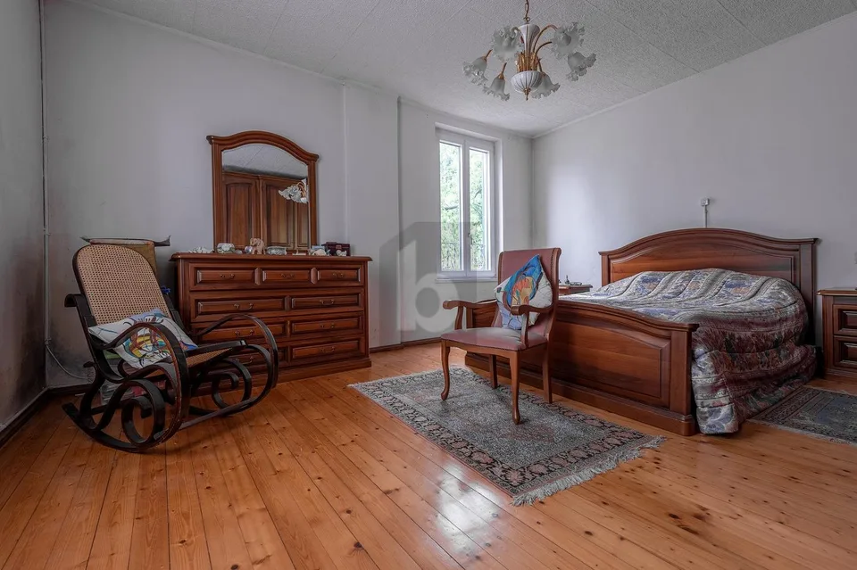 Geräumiges Haus mit imposantem Kamin aus der Epoche