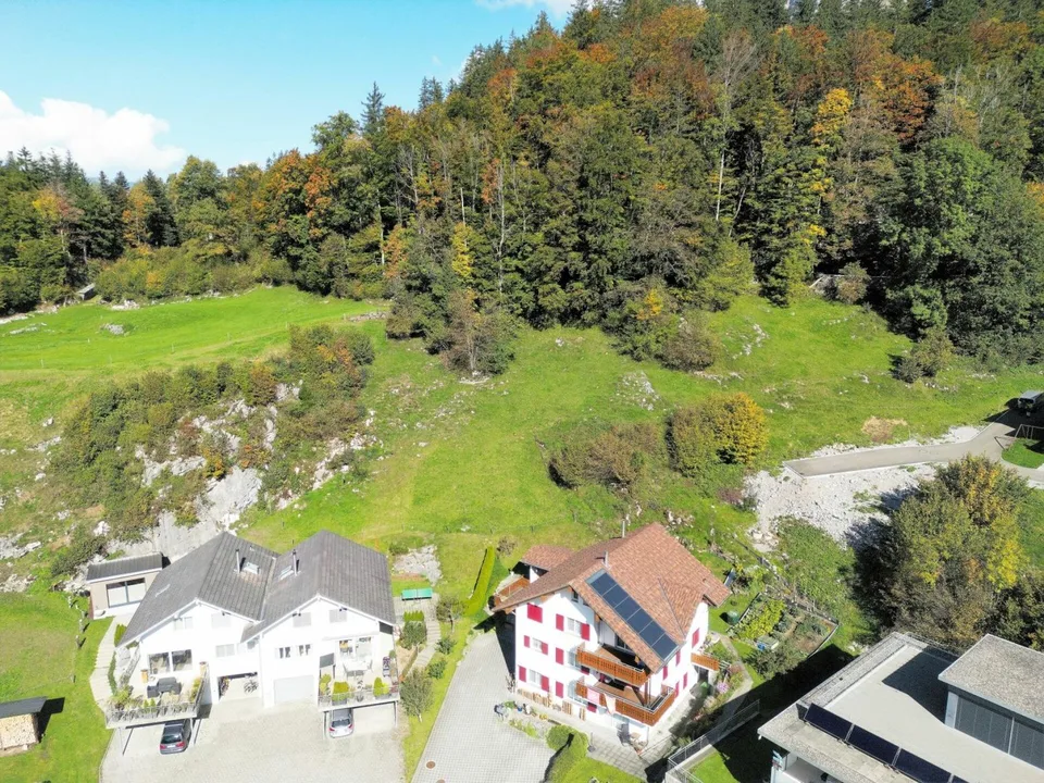 Terrain à bâtir au milieu de la nature sur une pente avec vue