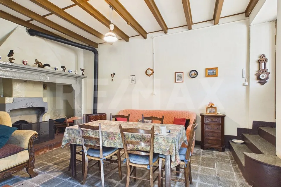 Casa da ristrutturare a Caneggio: ottima opportunità d'investimento