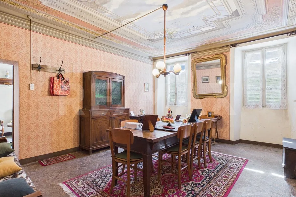 Casa da ristrutturare a Caneggio: ottima opportunità d'investimento