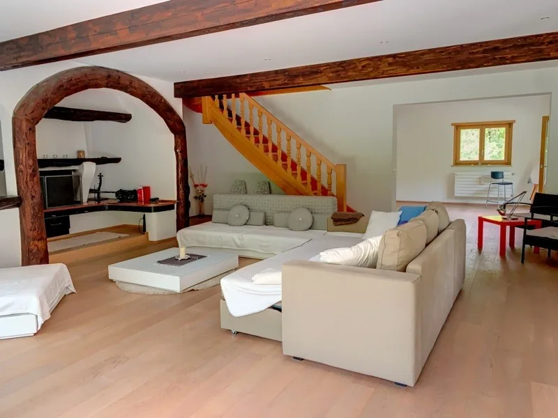 Grande casa bifamiliare parzialmente ristrutturata immersa nel verde – foto 8 di 30