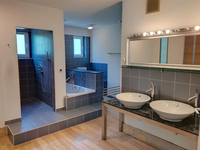Grande casa bifamiliare parzialmente ristrutturata immersa nel verde – foto 30 di 30