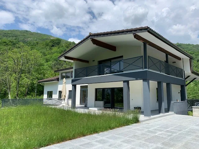 Grande casa bifamiliare parzialmente ristrutturata immersa nel verde