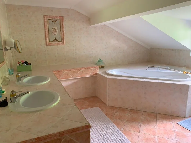 Grande casa bifamiliare parzialmente ristrutturata immersa nel verde – foto 19 di 30