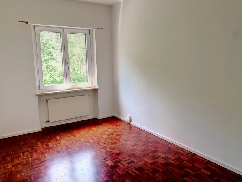 Grande casa bifamiliare parzialmente ristrutturata immersa nel verde – foto 26 di 30