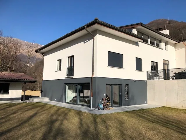 Grande casa bifamiliare parzialmente ristrutturata immersa nel verde