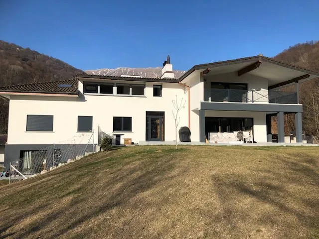 Grande casa bifamiliare parzialmente ristrutturata immersa nel verde