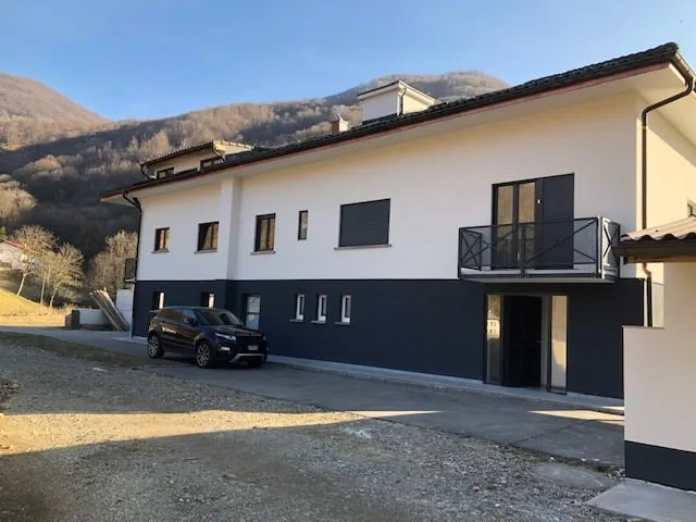 Grande casa bifamiliare parzialmente ristrutturata immersa nel verde