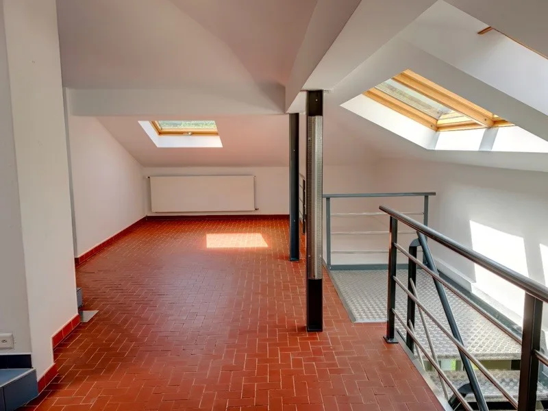 Grande casa bifamiliare parzialmente ristrutturata immersa nel verde – foto 20 di 30