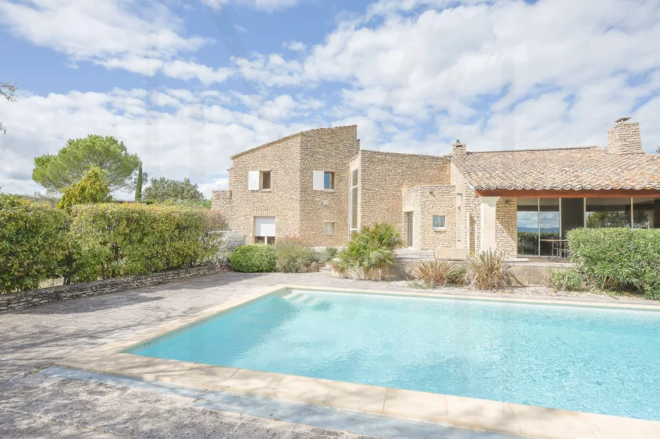 Villa d'exception à Gordes, alliant charme provençal et architecture contemporaine