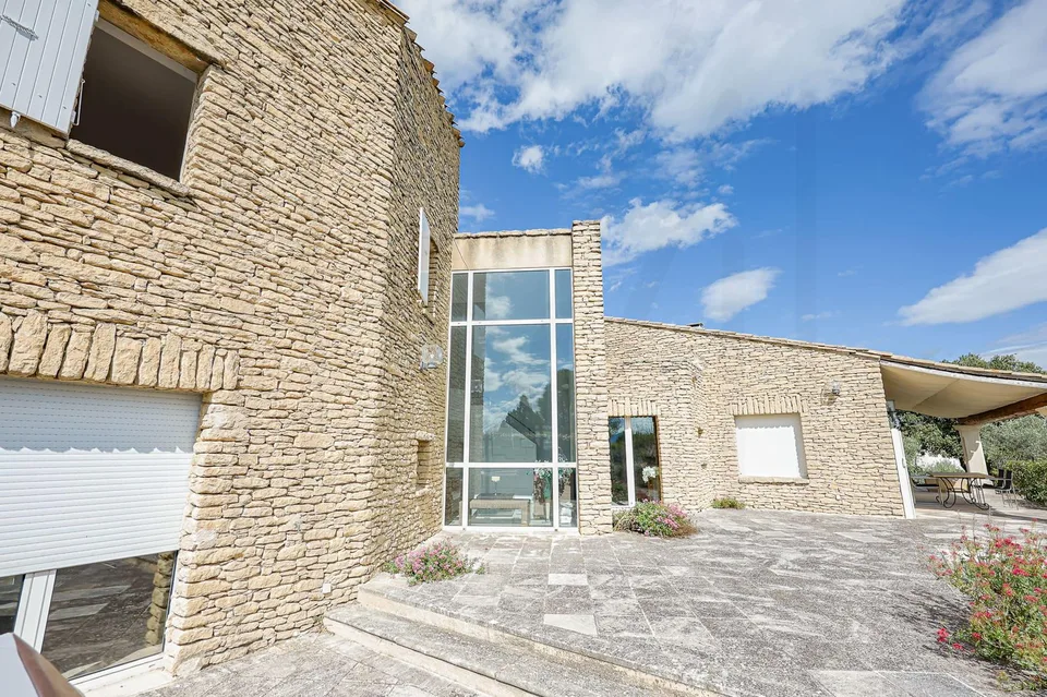 Villa von Ausnahme in Gordes, vereint provenzalischen Charme und zeitgenössische Architektur – Foto 11 von 13