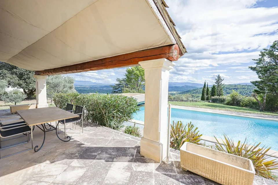 Villa d'exception à Gordes, alliant charme provençal et architecture contemporaine