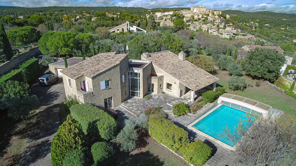 Villa von Ausnahme in Gordes, vereint provenzalischen Charme und zeitgenössische Architektur – Foto 8 von 13