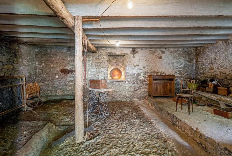 Stalla da riattare con possibilità di acquisto di ampio terreno agr...
