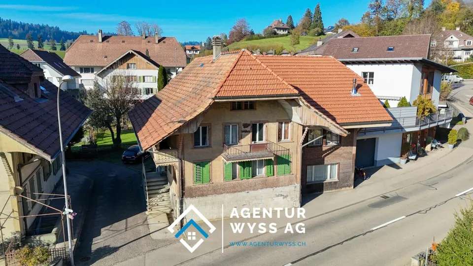 Zweifamilienhaus mit Renovationsbedarf und zusätzlicher Baulandparzelle