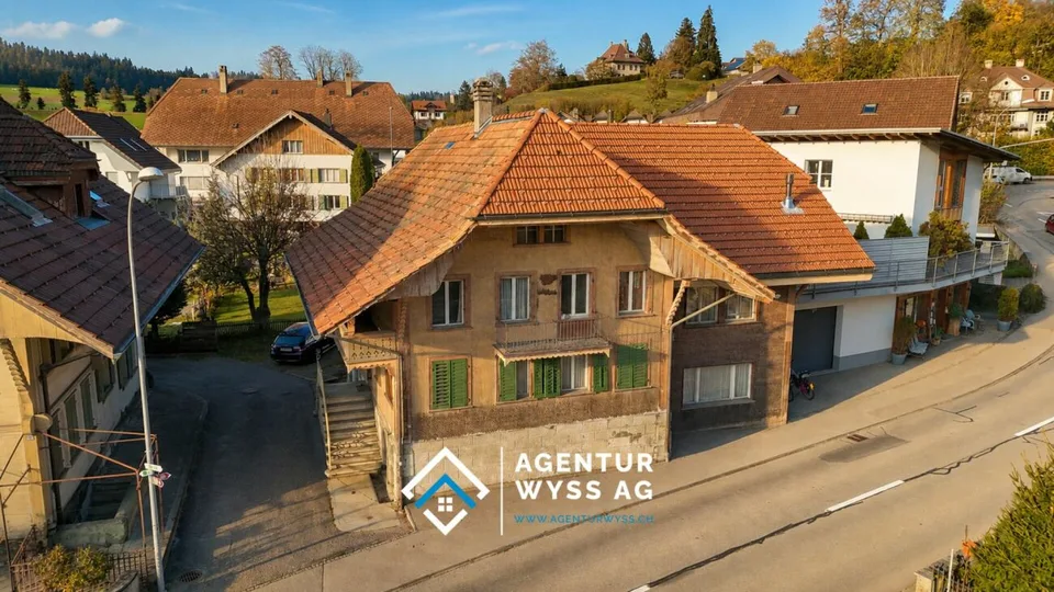 Maison à deux familles avec besoins de rénovation et parcelle de terrain constructible supplémentaire