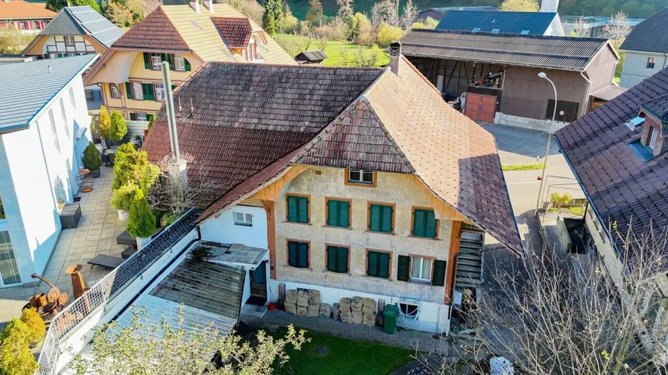 Maison à deux familles avec besoins de rénovation et parcelle de terrain constructible supplémentaire