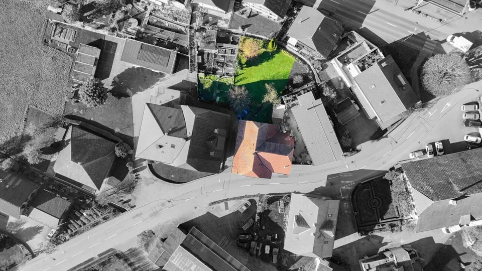 Maison à deux familles avec besoins de rénovation et parcelle de terrain constructible supplémentaire