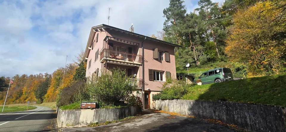 Immeuble de rendement avec 3 appartements et surface verte de 1'400m2
