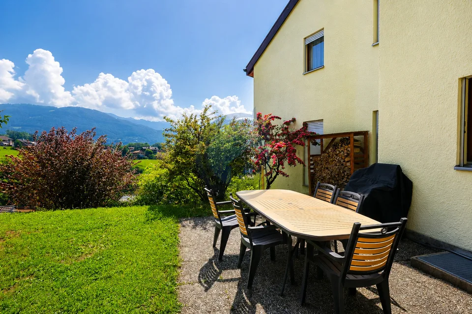 JOLIE VILLA CONTIGUË DE 6.5 PIÈCES AVEC VUE SUR LE LAC