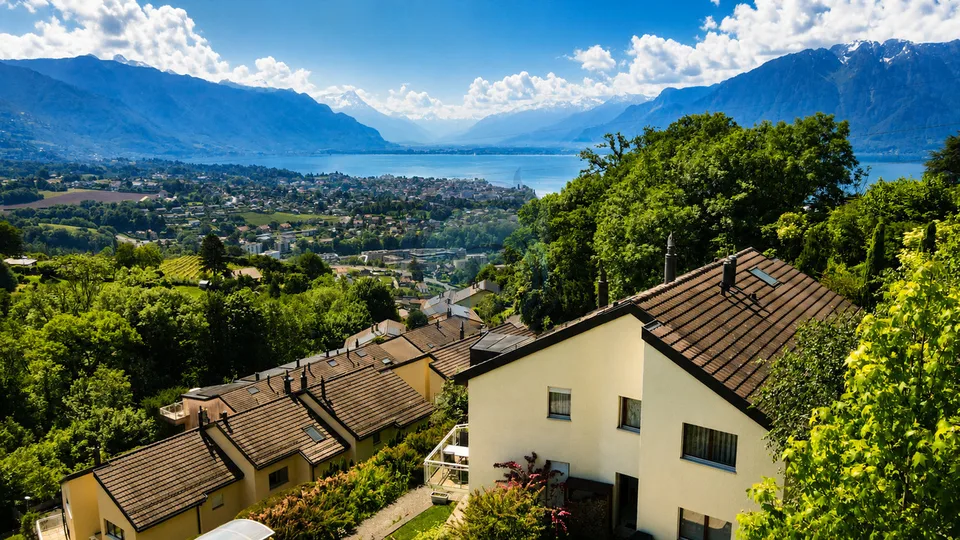 JOLIE VILLA CONTIGUË DE 6.5 PIÈCES AVEC VUE SUR LE LAC
