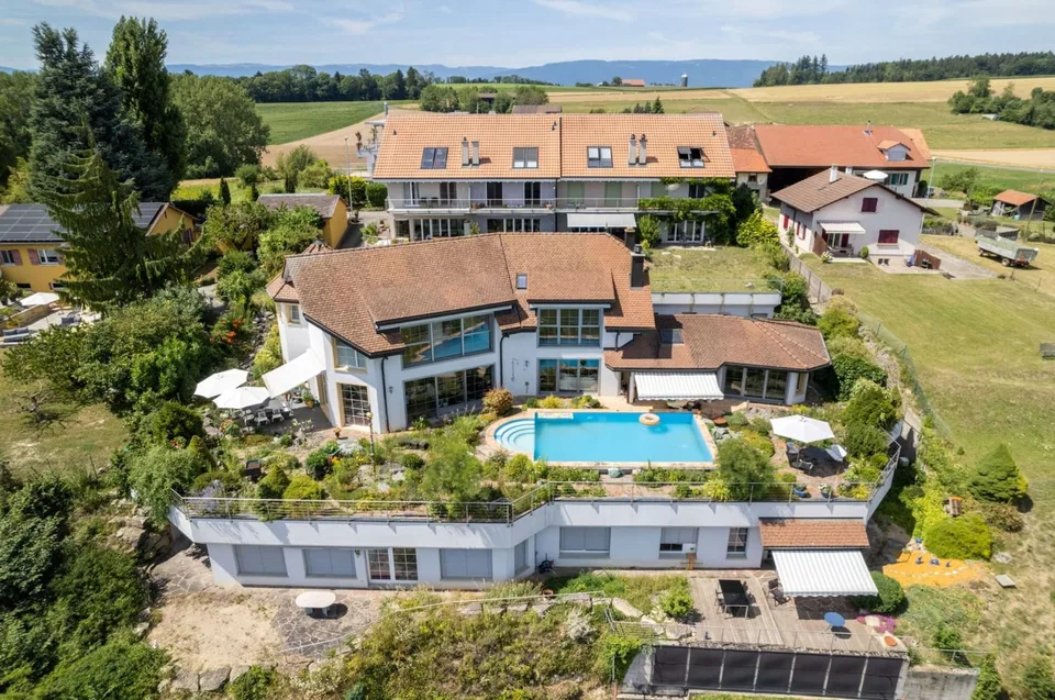 Villa di 11 locali con piscina e vista panoramica sul lago a Bellerive in vendita