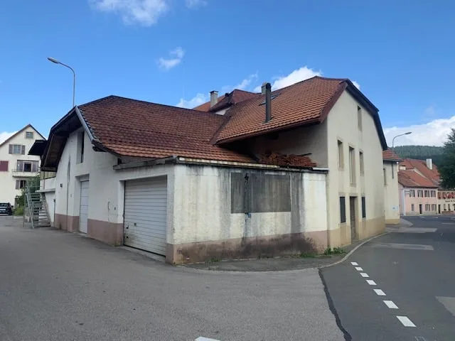 2406 La Brévine/NE Edificio - 1 attività commerciale panetteria negozio - 2 appartamenti - 2 garage