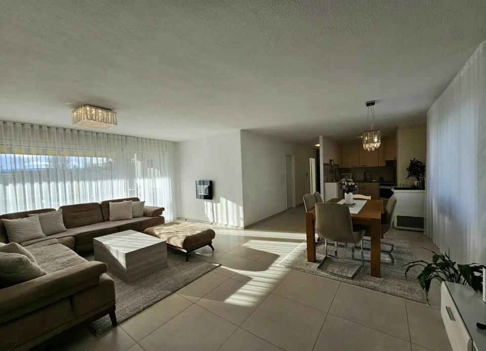 Top gepflegte und lichtdurchflutete 4.5-Zimmer-Wohnung mit Balkon und Weitsicht