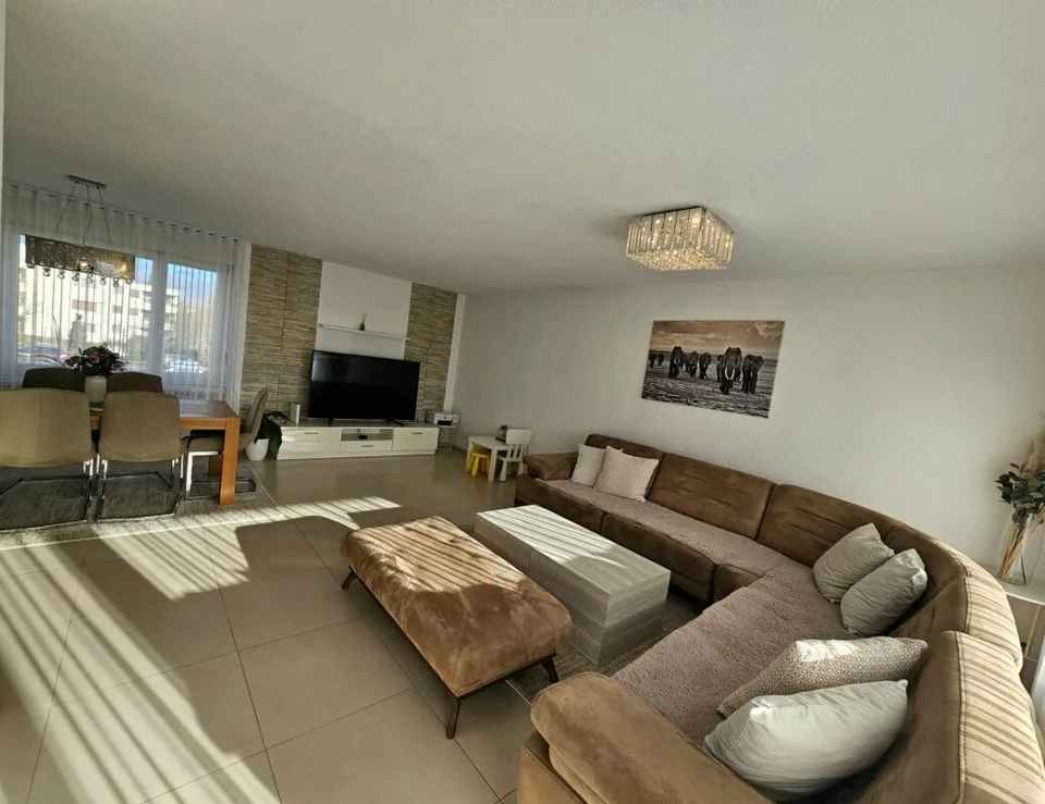 Top gepflegte und lichtdurchflutete 4.5-Zimmer-Wohnung mit Balkon und Weitsicht