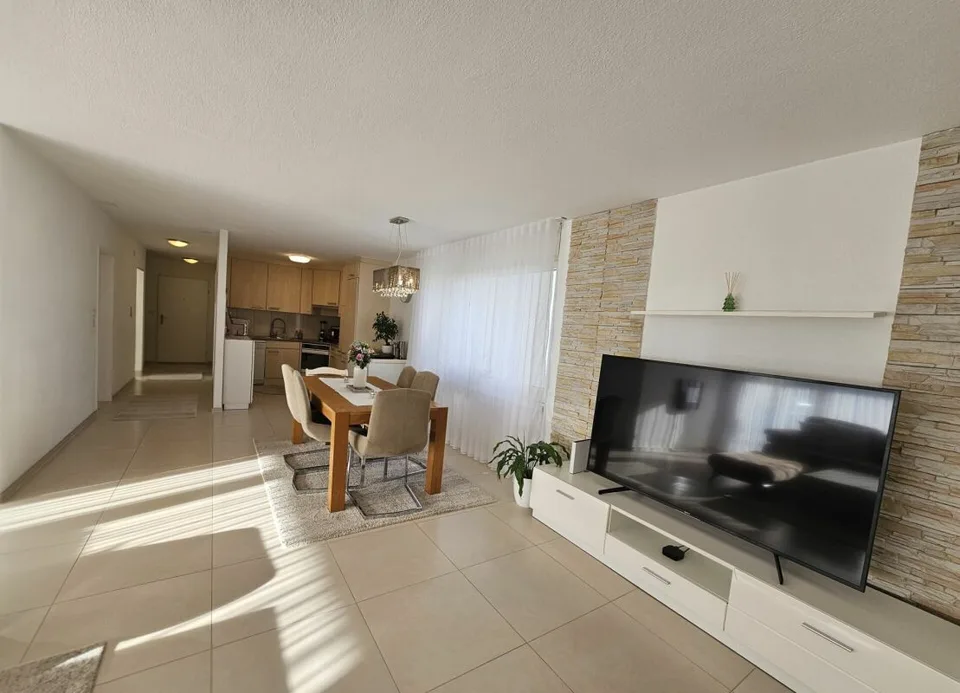 Top gepflegte und lichtdurchflutete 4.5-Zimmer-Wohnung mit Balkon und Weitsicht