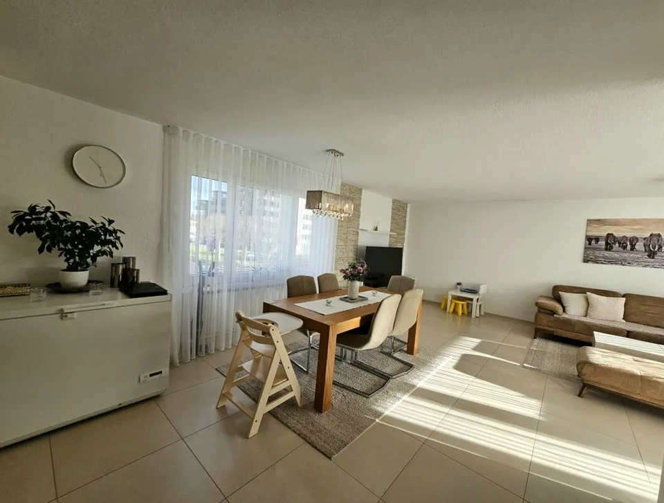 Top gepflegte und lichtdurchflutete 4.5-Zimmer-Wohnung mit Balkon und Weitsicht