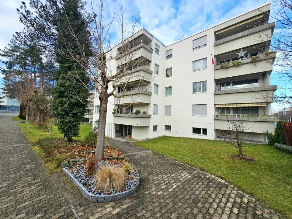 Top gepflegte und lichtdurchflutete 4.5-Zimmer-Wohnung mit Balkon und Weitsicht