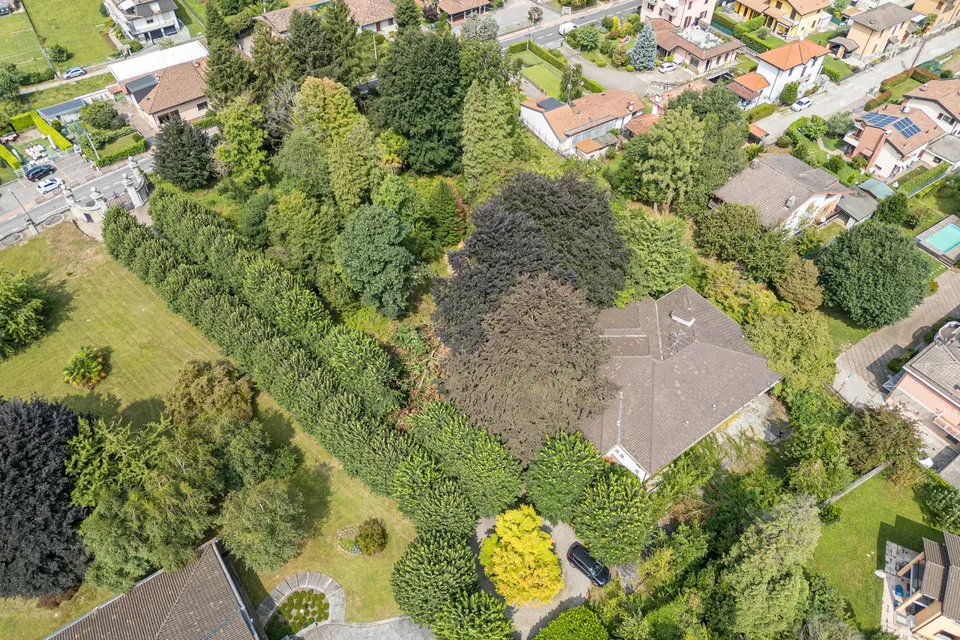 ALBIOLO - STILE E FUNZIONALITA’:VILLA INDIPENDENTE CON CARATTERE UNICO E TERRENO EDIFICABILE