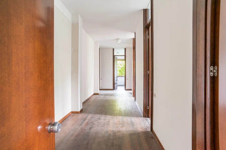 ALBIOLO - STILE E FUNZIONALITA’:VILLA INDIPENDENTE CON CARATTERE UNICO E TERRENO EDIFICABILE – foto 8 di 12
