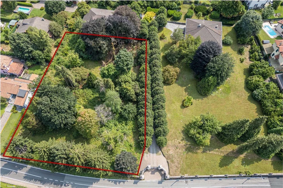 ALBIOLO - STILE E FUNZIONALITA’:VILLA INDIPENDENTE CON CARATTERE UNICO E TERRENO EDIFICABILE – foto 12 di 12