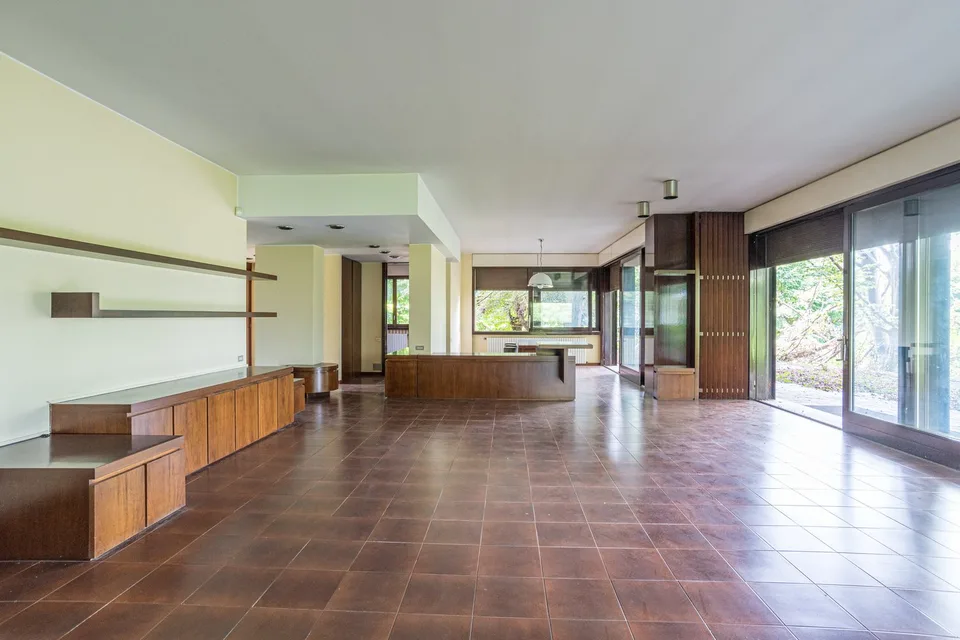ALBIOLO - STILE E FUNZIONALITA’:VILLA INDIPENDENTE CON CARATTERE UNICO E TERRENO EDIFICABILE – foto 6 di 12