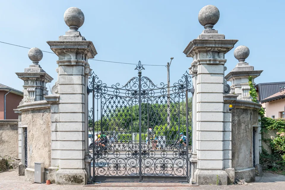 ALBIOLO - STILE E FUNZIONALITA’:VILLA INDIPENDENTE CON CARATTERE UNICO E TERRENO EDIFICABILE