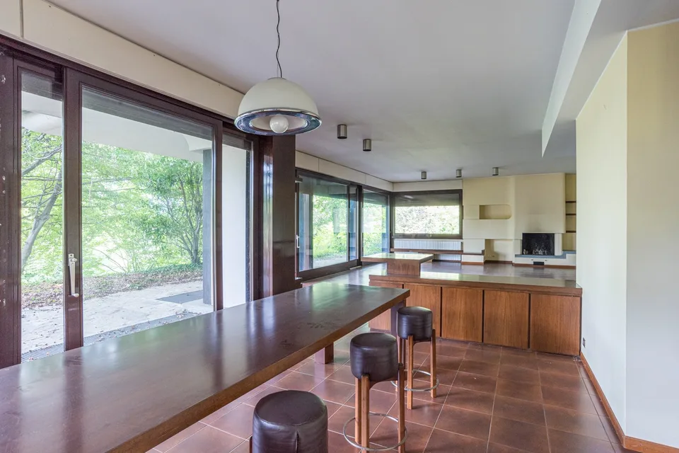 ALBIOLO - STILE E FUNZIONALITA’:VILLA INDIPENDENTE CON CARATTERE UNICO E TERRENO EDIFICABILE – foto 10 di 12