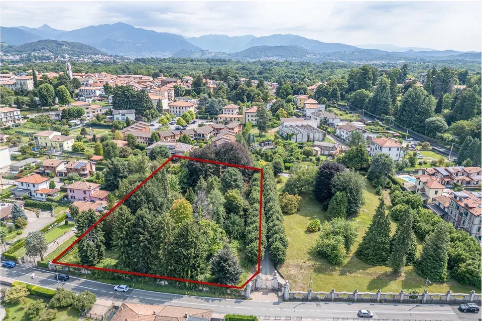 ALBIOLO - STILE E FUNZIONALITA’:VILLA INDIPENDENTE CON CARATTERE UNICO E TERRENO EDIFICABILE – foto 11 di 12