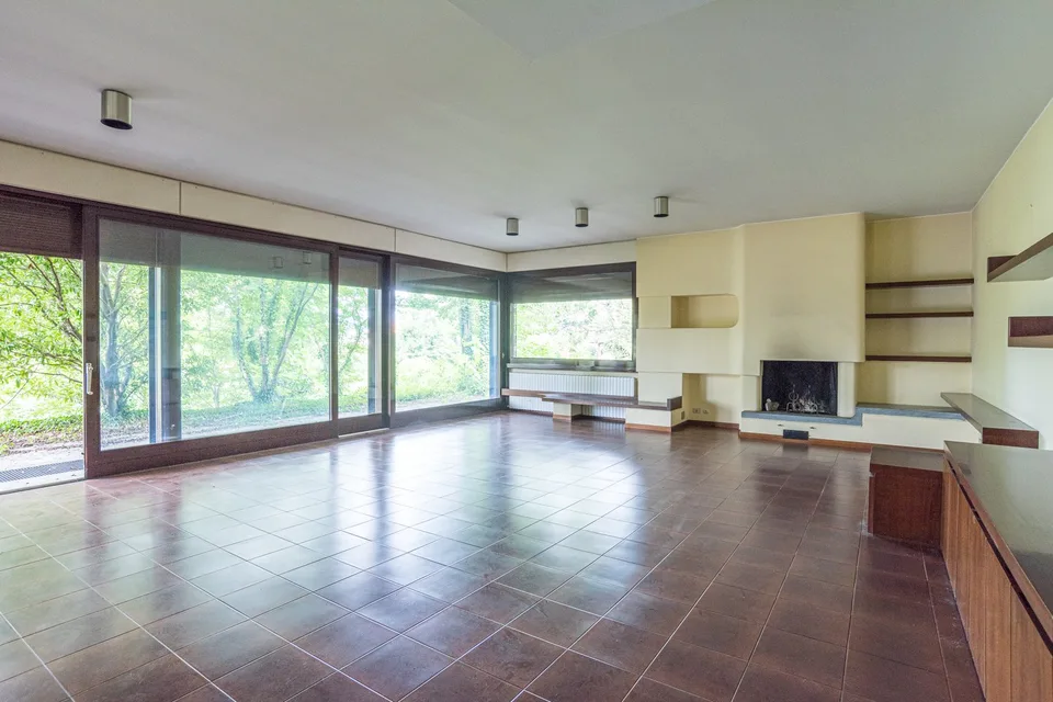 ALBIOLO - STILE E FUNZIONALITA’:VILLA INDIPENDENTE CON CARATTERE UNICO E TERRENO EDIFICABILE – foto 7 di 12