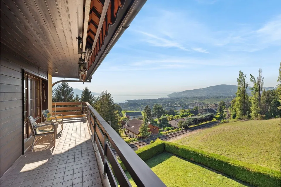 Spacious apartment close to the center and with a view of the lake