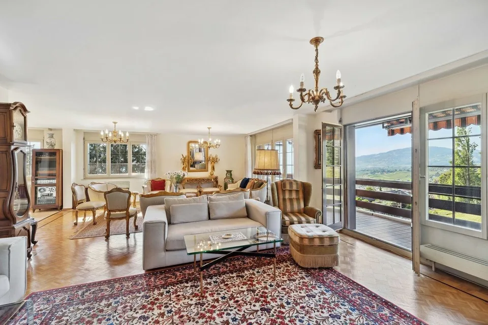 Spacious apartment close to the center and with a view of the lake