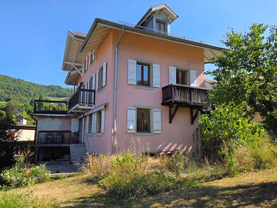 Antica casa individuale di carattere con 2 appartamenti & 1 studio a Bex