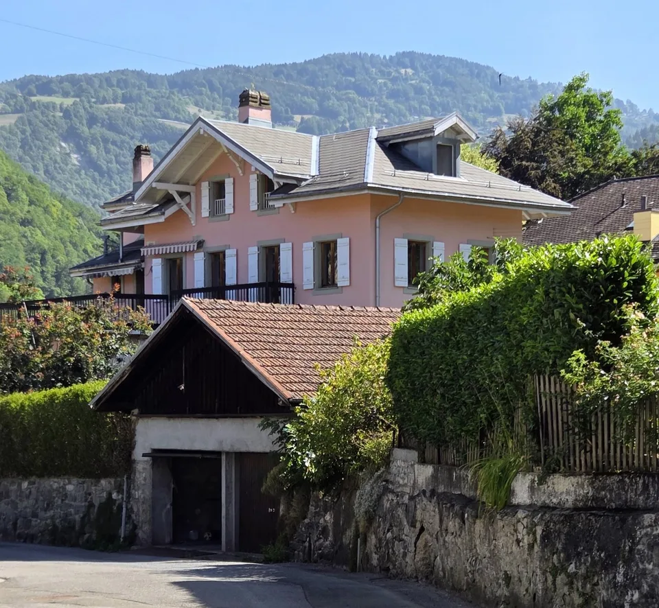 Ancienne maison individuelle de caractère de 2 appartements & 1 studio à Bex