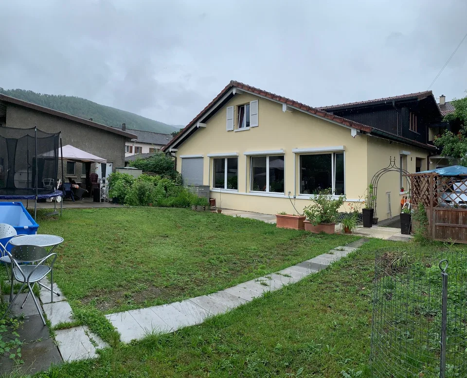 Magnifique maison de 2 grands et lumineux appartements.