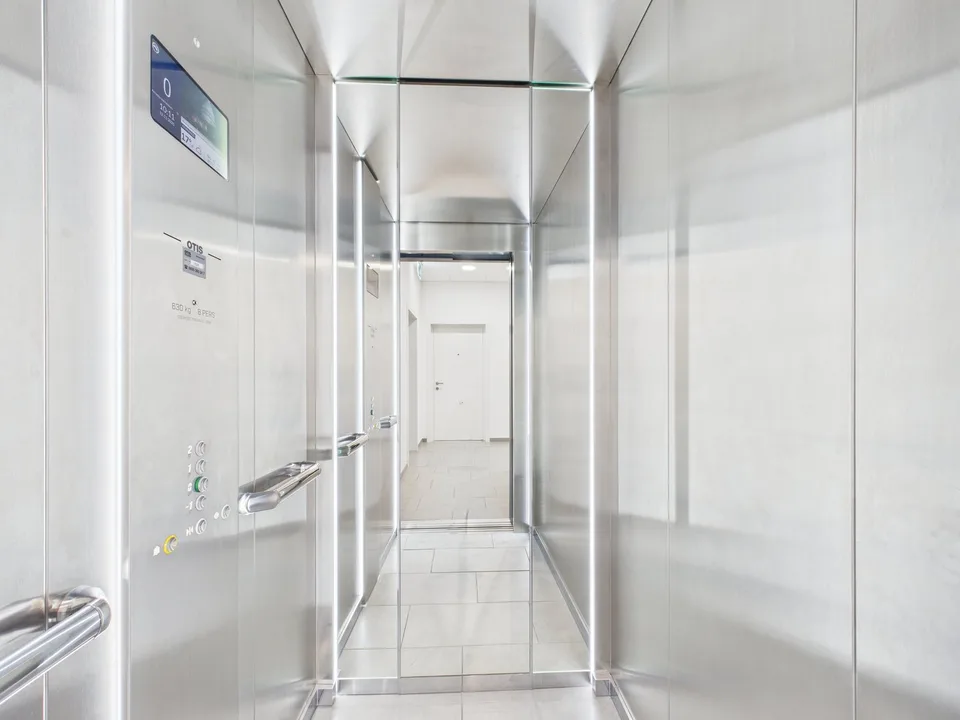 SPAZIO COMMERCIALE CON GRANDE ROOFTOP E 2 POSTI AUTO INCLUSI – photo 10 sur 25