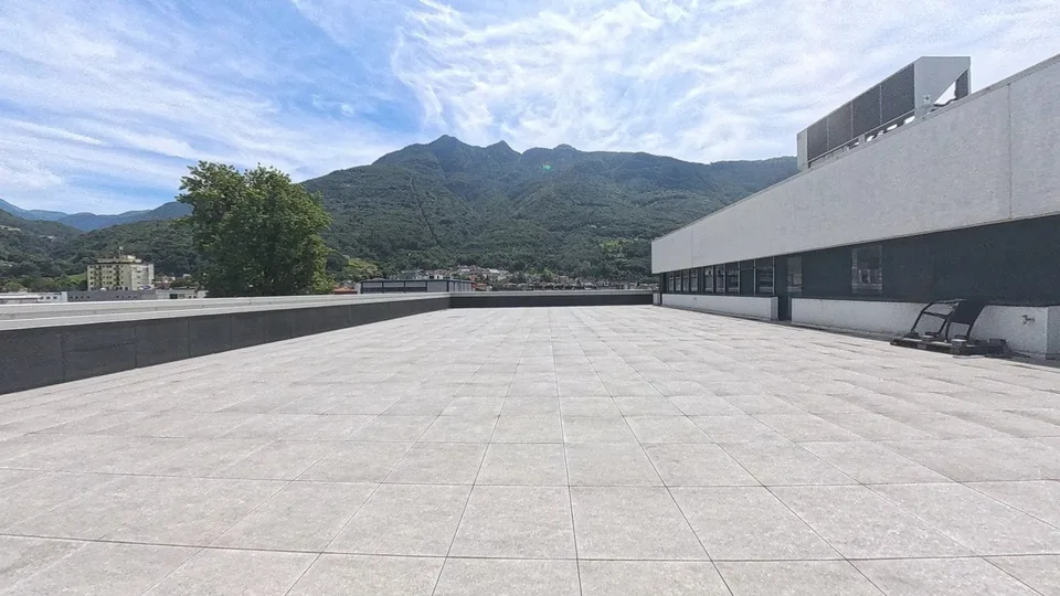 SPAZIO COMMERCIALE CON GRANDE ROOFTOP E 2 POSTI AUTO INCLUSI