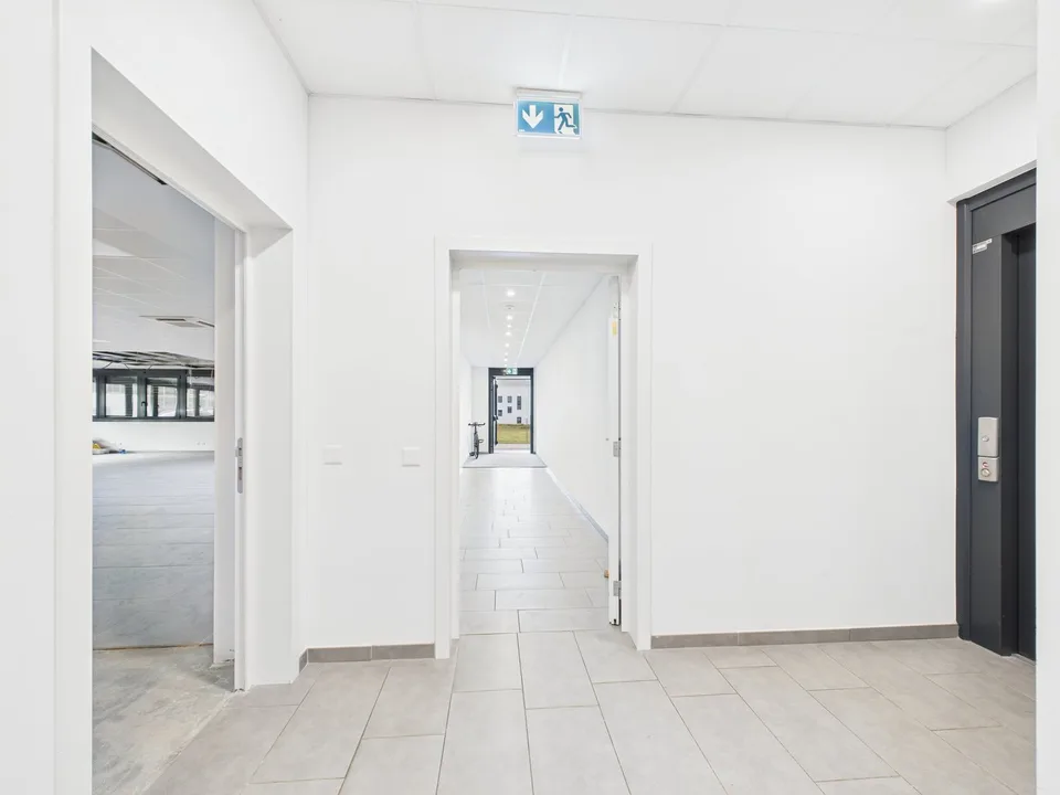SPAZIO COMMERCIALE CON GRANDE ROOFTOP E 2 POSTI AUTO INCLUSI – photo 8 sur 25